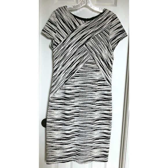 SANDRA DARREN - 🎉HP🎉 EUC - L Sz M Cap Sleeve Printed Geometric BodyCon Sheath - Picture 4 of 14